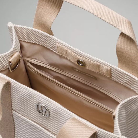 NWOT- Lululemon, Two-Tone Canvas Mini Tote Bag 4.5L and matching NWT keychain - Picture 4 of 4